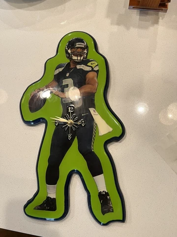 Russell wilson Memorabilia !! Seahawks !! clock!! RARE !! Cover