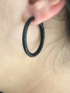 Aros ovalados de oro negro de 18 quilates micro pavé de zafiro negro de adentro hacia afuera - Imagen 1 de 11