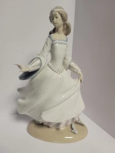 Lladro Cinderella's Lost Slipper Vintage Porzellan Figur #4828 - OHNE BOX - Bild 1 von 9