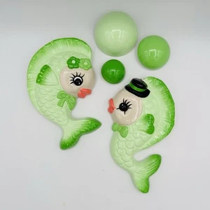 Wall Chalkware Kissing Fish Anthropomorphic Kitschy Kitsch Wall Plaque VTG Style - Picture 1 of 3