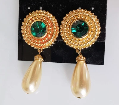 Pendientes de perlas en forma de lágrima en tono dorado Swarovski con piedra central de esmeralda sintética* Foto 1 de 4