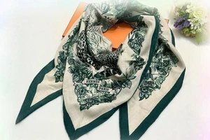 Bufanda gigante Hermès Jungle Love Triángulo cachemir seda verde 90230 sin usar: JP - Imagen 1 de 6