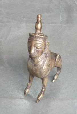 Vintage Brass Handcrafted Engraved Kamdhenu Figurine Powder Bottle, Rich Patina — 第 1/4 张图片