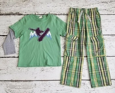 Camiseta con apliques de snowboard verde MINI BODEN 7 8 para niños y pantalones de tartán a cuadros 7 8 Foto 1 de 4