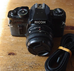 Fotocamera reflex vintage Ricoh KR-10 Super 35 mm con obiettivo principale 50 mm f/2 e custodia - Foto 1 di 23