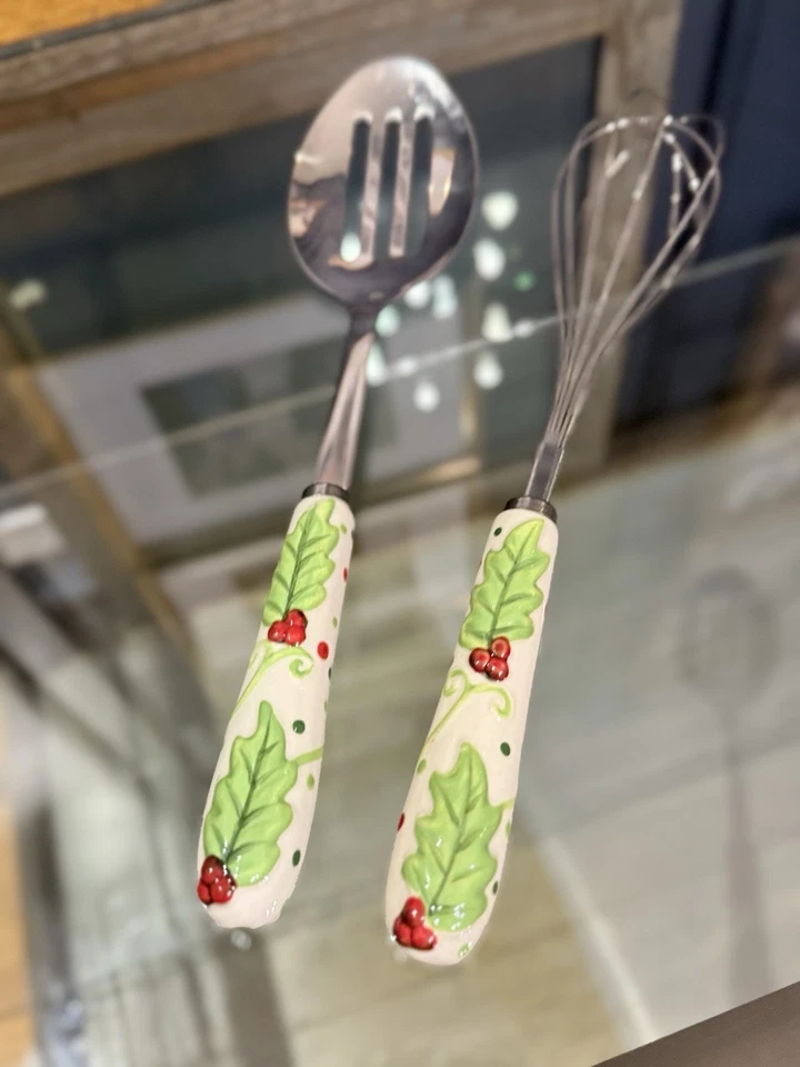 WINTER WHIMSY TENTATIONS•Juego de vacaciones de 2 piezas•Cuchara ranurada y batidor• Foto 1 de 4