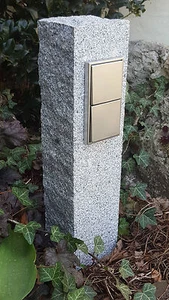 Doppelte Gartensteckdose in Granitpalisade, Edelstahl, Außensteckdose, gestockt - Bild 1 von 4