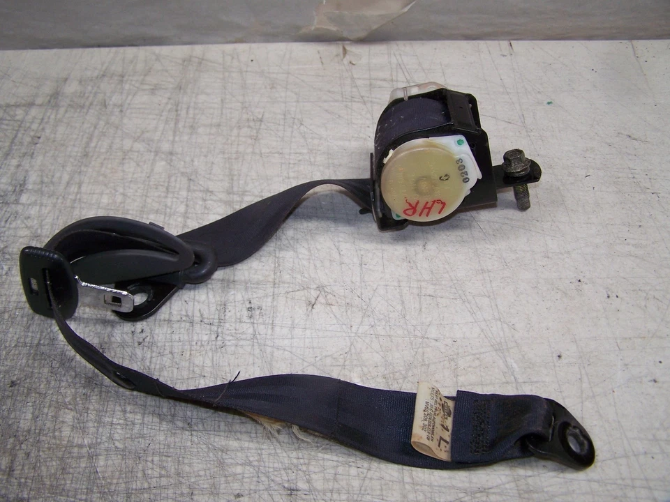 Nissan Máxima 1996 Cinturón de seguridad de fábrica Cinturón de hombro Cinturón retractor trasero izquierdo Foto 1 de 3