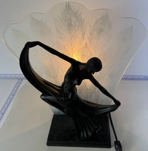 Art Deco Tänzer Lampe Pfau Milchglas Dame Kunstharz Leuchte - Bild 1 von 4