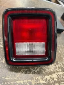 Luz de señal de freno/cola/giro Mopar 55112890AG - Imagen 1 de 4