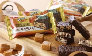 BLACK THUNDER Caramel Chocolate Biscuit Cookie Yuraku Snack Dagashi Crunch Japan - Imagen 1 de 19