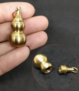 Portachiavi Elegante Portapillole in Ottone: Impermeabile Nascondiglio Segreto - Foto 1 di 5