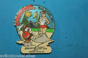 HOOTERS GIRL JIMMY V CELEBERTY GOLF CLASSIC NEVER GIVE UP RALEIGH NC PIN 2006 - Bild 1 von 1