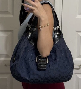 VINTAGE COACH JACQUARD LYNN HOBO HANDBAG IN NAVY BLUE - Picture 1 of 8