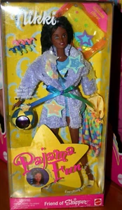 1999 pijama divertido muñeca Barbie afroamericana Nikki - nueva en caja - Imagen 1 de 6