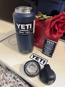 Limited Edition Yeti Rambler 46oz 1,3L Vakuumisolierte Trinkflasche ChugCap Neu - Bild 1 von 14