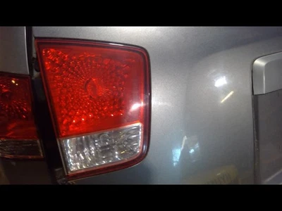 Conjunto de luz trasera montada en tapa izquierda conductor Kia Borrego 09-11 Foto 1 de 4