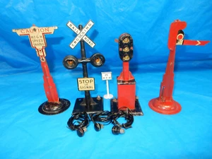 VINTAGE LOUIS MARX RAILROAD SIGNS LOT - Picture 1 of 21