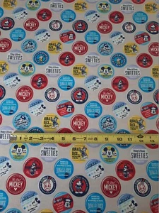 DISNEY MICKEY MINNIE KNÖPFE auf hellbraun 100 % Baumwolle von der halben Yard Springs Creativ - Bild 1 von 4