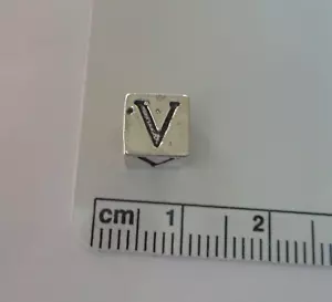 20% de descuento Defecto Plata Esterlina 7mm Alfabeto V Lambda Inicial Gran Agujero Bloque Cuentas - Imagen 1 de 4
