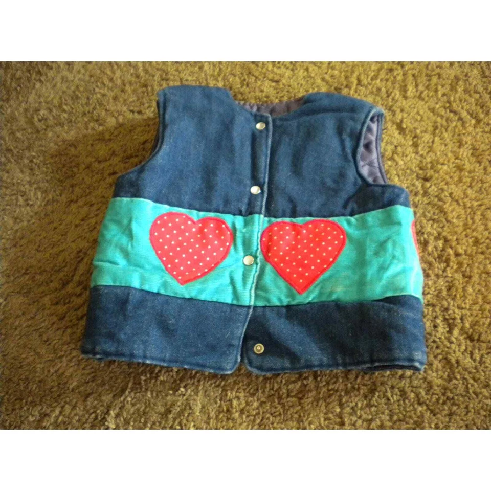 Colete jeans azul vintage infantil faixa de veludo azul-petróleo com corações de bolinhas vermelhas (vc2) - Imagem 1 de 4