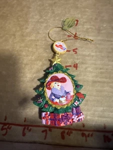 The Danbury Mint Red Hat Society Ornament Collection Tree and Presents - Bild 1 von 9