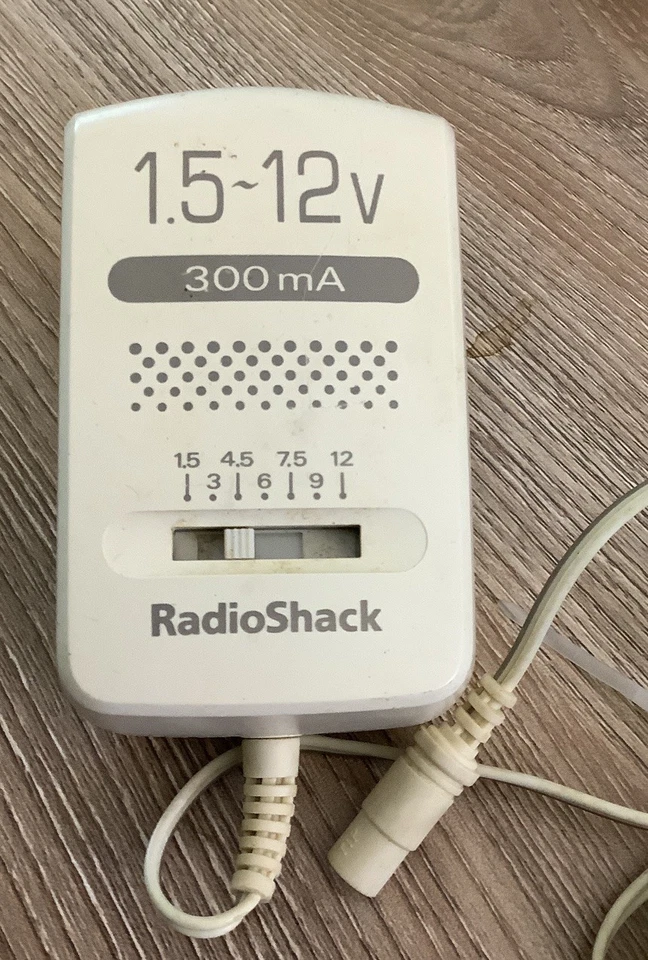 Adaptador de CA RadioShack Vintage, Modelo 273-1662A, 1.5-12V 300 mA Cable de Alimentación Blanco Foto 1 de 4