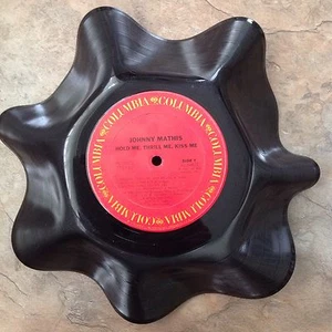 RECYCELTE GESCHMOLZENE VINYL-SCHALLPLATTENSCHALE JOHNNY MATHIS LP 1977 - Bild 1 von 5