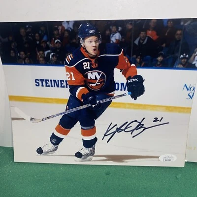 Foto firmada por Kyle Okposo de 8x10 de los New York Islanders certificado de autenticidad JSA Foto 1 de 4