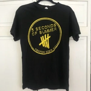 FIVE SECONDS OF SUMMER (5SOS) - Stamp - T-shirt - NEW - MEDIUM ONLY - Picture 1 of 1