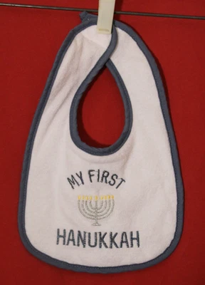 Babero de bebé HB My First Hanukkah con menorá bordado Foto 1 de 4