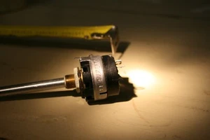 NOS 25K Potentiometer, 1Amp, 1/4 Durchmesser mal 3,25 Langschaft mit Ein-/Ausschalter - Bild 1 von 4