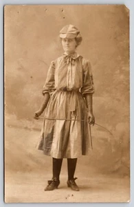 Postal RPPC Mujer joven en trajes de equitación Pantalones cortos Jodhpurs Studio - Imagen 1 de 2