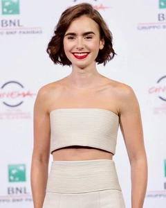 Foto de Lily Collins 8x10 WM - Imagen 1 de 1