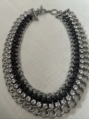 Premier Designs Eslabón Tono Plateado Entrelazado con Gamuza y Estrás 16" Palanca  Foto 1 de 4