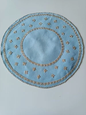Joli napperon brodé en lin couleur bleu XXème - Photo 1/4