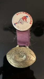 Cinta púrpura y bola de hojalata PINBACK de fútbol americano - Imagen 1 de 3
