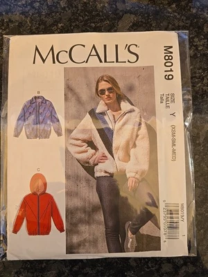 Chaqueta con capucha McCall's patrón de costura 8019 talla XS a M sin cortar doblada de fábrica  Foto 1 de 2
