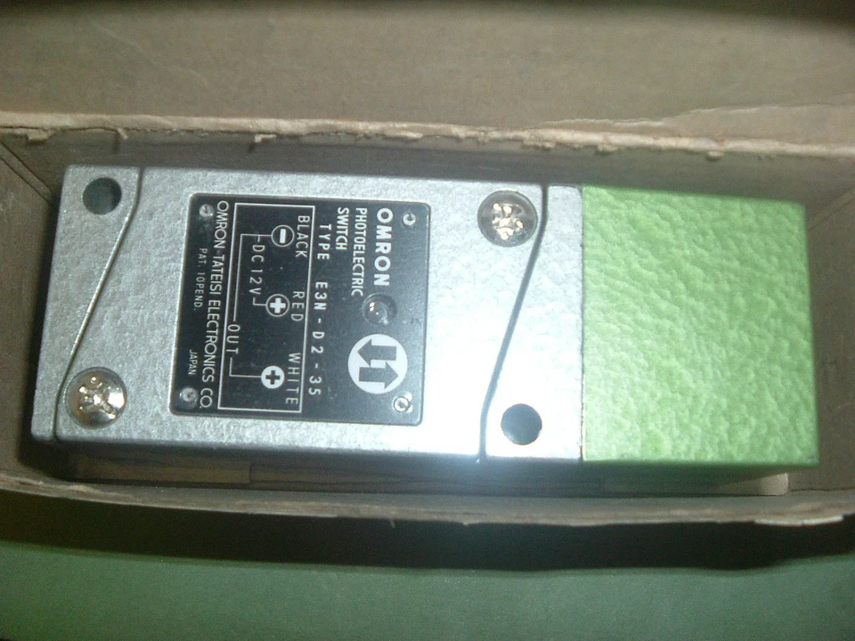 OMRON......E3N D2 35..... SWITCH SENSOR PHOTOELECTRIC ...NEW PACKAGED - Image 1 of 1