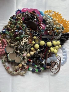 RIESIGER 3,75 Pfund Vintage-jetzt Modeschmuck Posten Tragen, Weiterverkauf oder Ernte Handwerk - Bild 1 von 5