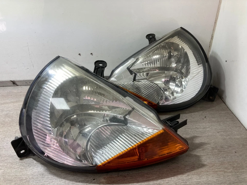 Par de faros delanteros Ford Ka 2005 del lado del conductor y del pasajero Foto 1 de 4