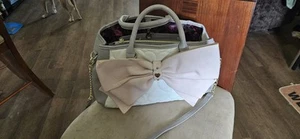 Betsey Johnson Kunstleder neutrale Farben rosa Schleife neu ohne Etikett mit Fehler LESEN - Bild 1 von 10