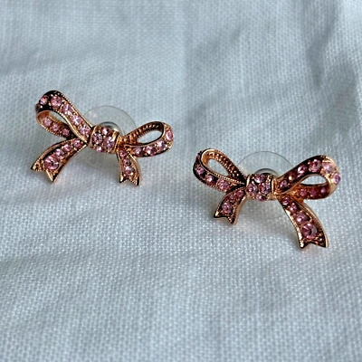 KJL Kenneth Jay Lane 玫瑰金粉色水钻蝴蝶结穿孔耳环 — 第 1/4 张图片