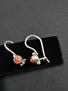 Orecchini vintage in argento sterling con corallo traforato - Foto 1 di 8