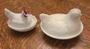Zwei alte Milchglas Nesting Hühner Hühner - Bild 1 von 4