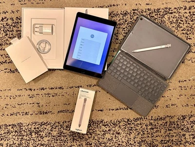 Apple iPad 9 (2021) 64GB Wi-Fi Space Grau + Logitech Tastaturhülle + Crayon Stif - Bild 1 von 4
