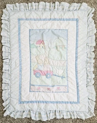 Винтажное стеганое одеяло Daisy Kingdom Baby Honey Bunny Wagon Cottage с оборками в виде сердец - Изображение 1 из 4