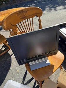 Magnavox 19MD350B/F7 19" LCD HDTV 720p Built-In DVD Player HDMI Tested No Remote - Picture 1 of 1