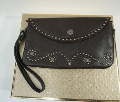 Cartera/muñequera Montana West marrón de cuero genuino café con tachuelas 8" X 5" Foto 1 de 4