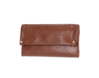 Cartera Time And Tru Farrah para mujer con solapa frontal marrón antimicrobiana 7,75"" Foto 1 de 4